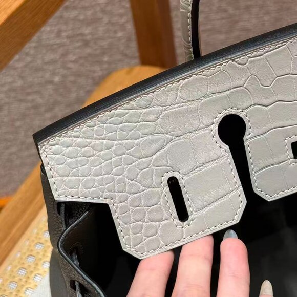 Classic Hermes Bag: A Stylish and Versatile Choice for Elegance - Picture 6 of 6